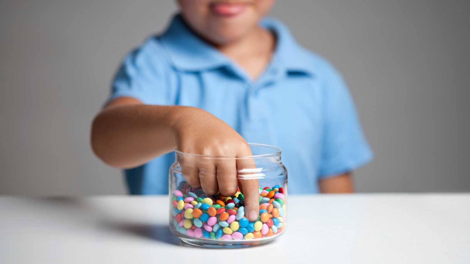 Mis hijos comen muchos dulces, ¿Cómo evito que tengan problemas en los dientes?